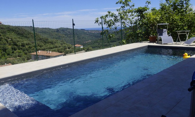 Pietrabruna House | Newly extended cottage in historic centre with sea view