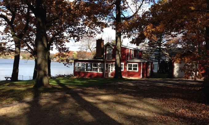 Markesan House | Newly Rebuilt 3 Bedroom Cottage Of Little Green Lake - with Air Conditioning