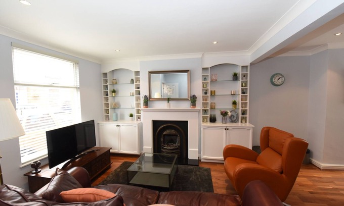 Chester House | Newly Refurbished 3 Bed House - Netflix, Wi-Fi & Close To Shops & Restaurants