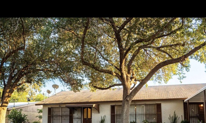 Eastern Division House | Newly Renovated 3br/2b-The Laredo House!