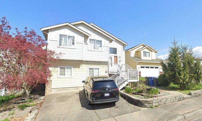 Des Moines House | Newly Renovated Downstairs 3BR/2BA Suite — Near Airport + Laundry + Parking