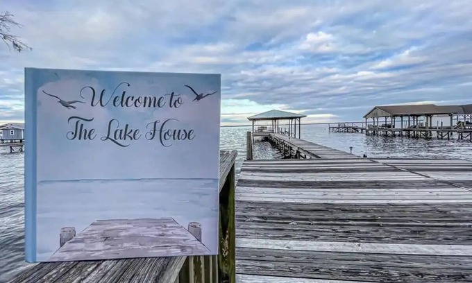 Lake Waccamaw House | Newly renovated lake house with beautiful three landing pier!