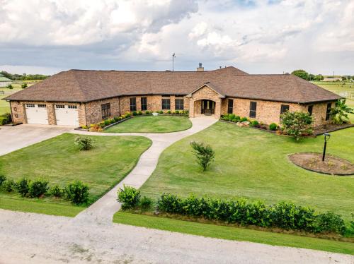 Weston House | Newly Renovated Private Ranch Get-A-Way