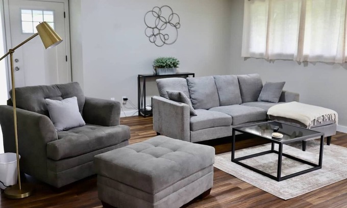 Hilo House | Newly Renovated & Spacious 3bd/2ba in the heart of Hilo!