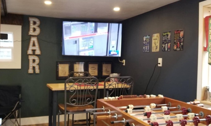 South Bend House | Newly renovated. Tailgate here & walk to the game!