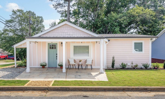 Flowery Branch House | Newly renovated 2 bedroom/2 bath home in downtown Flowery Branch!