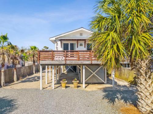 Holiday Beach House | Newly Renovated 2 Bedroom Beach House Free Parking