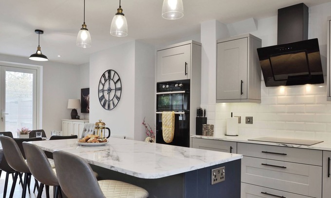 Hereford House | Newly Renovated Walk into City Centre 7 mins Gated Driveway NEW