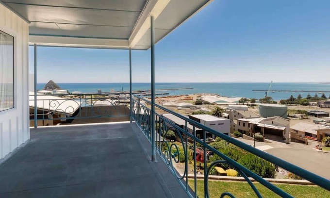 New Plymouth House | Ngamotu Vista: Panoramic Sea Views