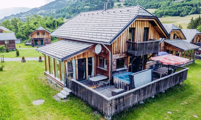 Sankt Georgen am Kreischberg Ski Chalet | Nice holiday home with whirlpool and sauna