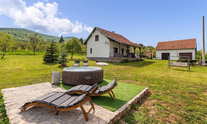 Donji Lapac House | Nice and large cottage in quiet countryside of Lika-Dobroselo.
