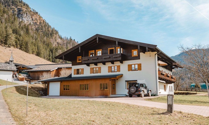 Sankt Martin bei Lofer Villa | Nice apartment in villa for 3 people with TV and balcony