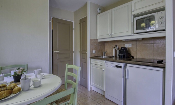 Six-Fours-les-Plages Apartment | Nice apartment for 4 guests with WIFI, pool, TV and terrace