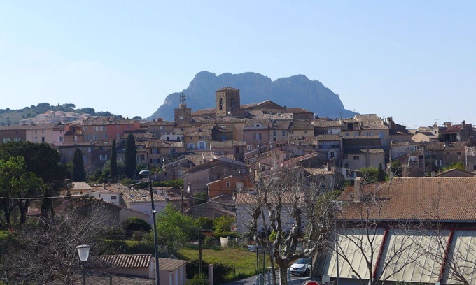 La Rouviere Apartment | Nice apartment for 6 guests with pool, WIFI, A/C, TV, patio, pets allowed and parking