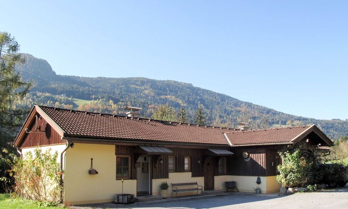 Treffen Villa | Nice apartment in villa for 4 people with WIFI, TV, terrace, pets allowed and parking