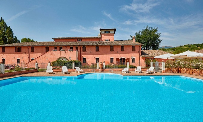 San Brizio Apartment | Nice apartment for 4 people with pool, WIFI, TV, balcony and pets allowed, close to Spoleto