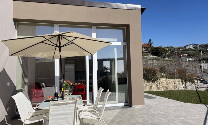 Poggi House | Nice apartment in villa for 4 guests with hot tub, A/C, WIFI, TV, terrace and parking