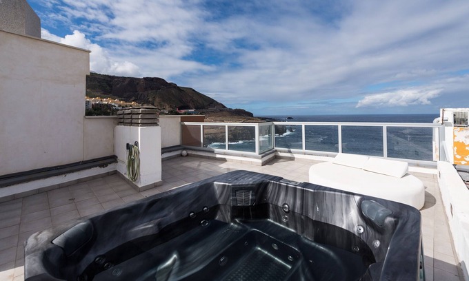 Arucas Apartment | Nice apartment with sea views and jacuzzi.