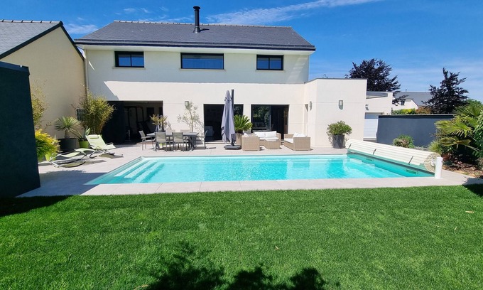 Janze Villa | Nice Contemporary House With Heated Pool and Jacuzzi