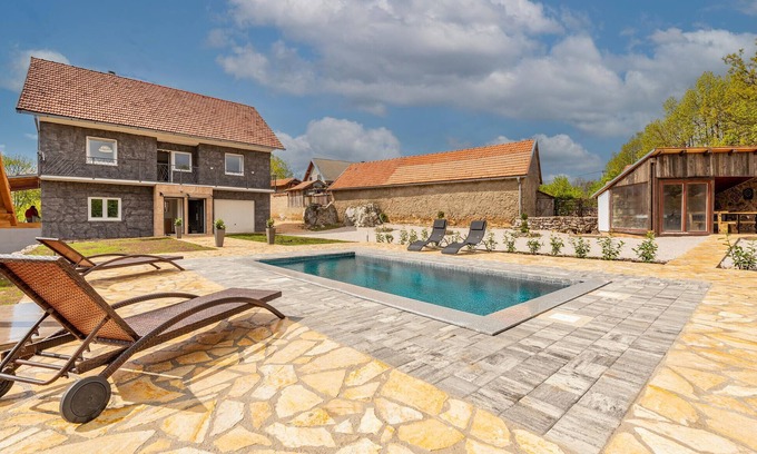 Municipality of Gracac House | Nice home in Gracac with WiFi
