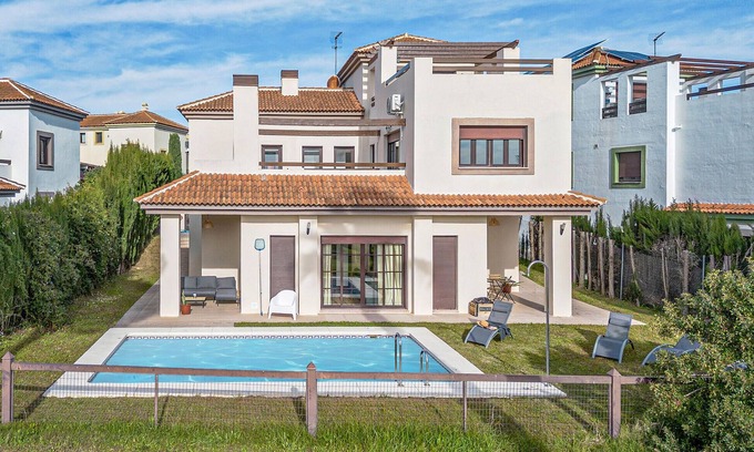 Las Pajanosas House | Nice home in Guillena with WiFi