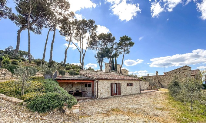 Loreto House | Nice home in Petroro with WiFi