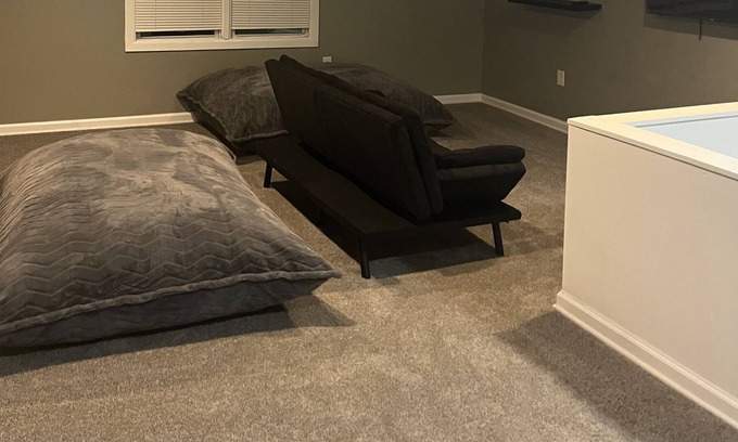 Detroit House | Nice quiet 2-story brick home with fire place
