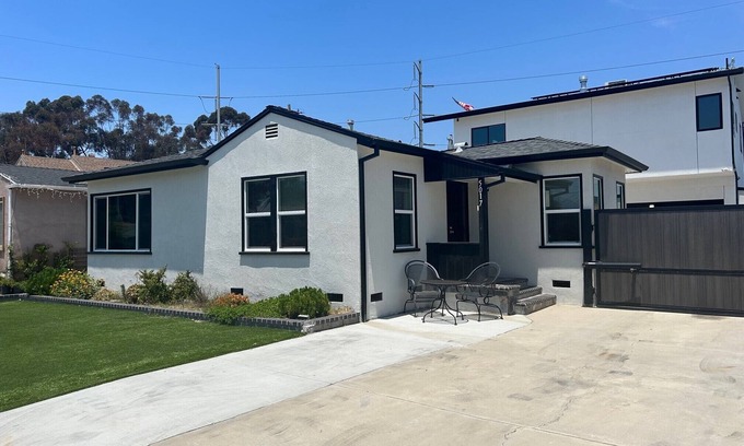 Hawthorne House | Nice two bedroom home near, beach, So-fi & LAX