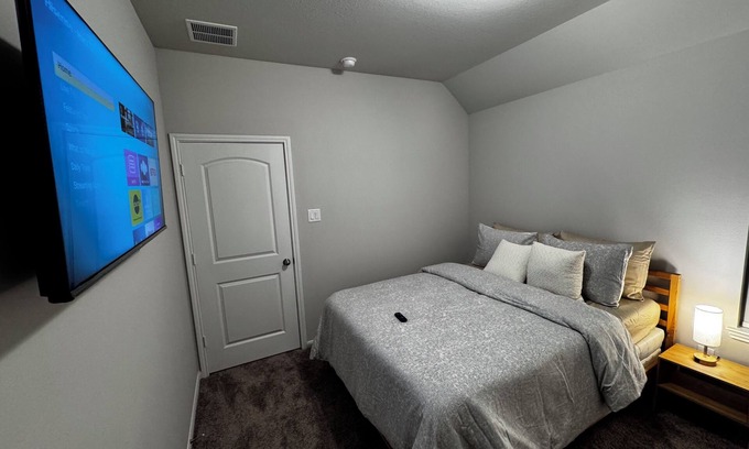 Cypress House | Nicely Cozy Room with Wi-Fi and AC in Cypress