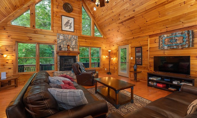 Black Mountain Cabin | Night Owl Lodge | Pet-Friendly Log Cabin with Game Room!