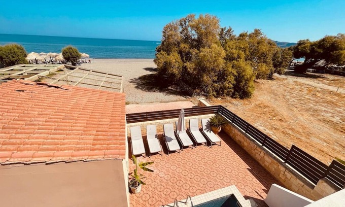 Platanias Town Villa | Nord Star Villa - 5meters to beach. Sleeps 7.