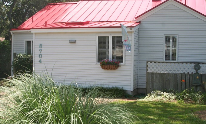 Northeast Virginia Beach Cottage | NORTH END! Flamingo Cottage - 1 block to beach, all linens, excellent reviews!