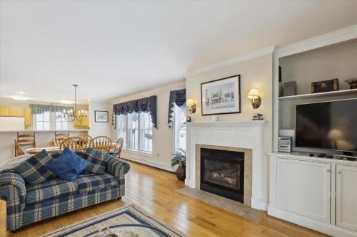 Stowe Area House | Northern Lights: 3 br, fireplace, free ski shuttle, a/c, walkable Village location
