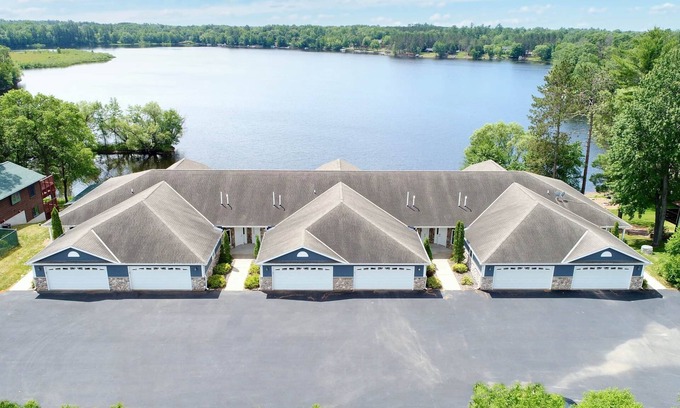 Tomahawk House | Northwoods Getaway- Lakefront Home on Beautiful Lake Nokomis