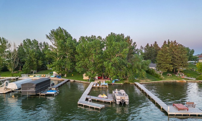 Chestermere House | Not accepting new bookings, Sorry