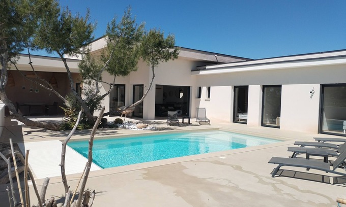 Pont-Saint-Esprit Villa | Nouveau Villa Climatisée vue sur Vignoble Zen, Luxe, Charme