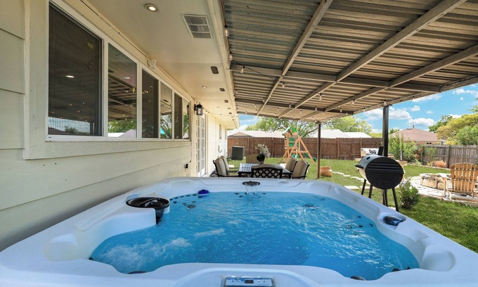West San Antonio House | Nr Sea World Hot Tub | Yard BBQ Fire Pit Swing Set