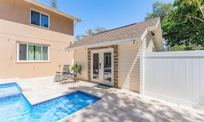 Palm Harbor House | Sunny Studio Palm Harbor