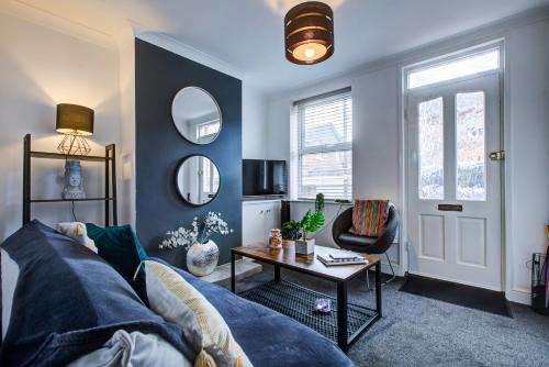 Colchester Apartment | 'Number 11' Central Colchester - Super Convenient 2 x Double Bed 1 x Single Bed Cottage PLUS Office & Garden, 8 min walk Nth Station & Town Ctr, 2 min walk local shops & restaurants
