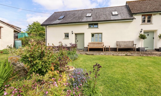 Sourton Cottage | NUTHATCH COTTAGE, pet friendly, with a garden in Okehampton