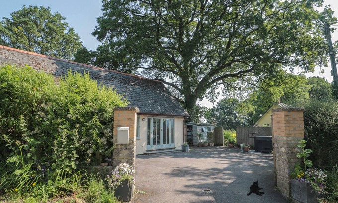 Honiton Cottage | NUTHATCH, pet friendly, with hot tub in Honiton