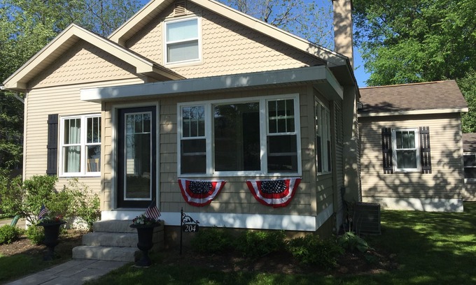 Charlevoix House | nWalk to Everything/Large Fenced Yard/Enclosed Front Porch/Central Air