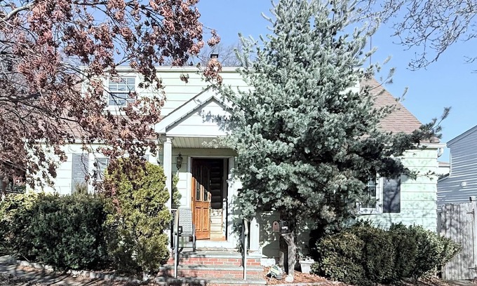 Elmwood Park House | NYC Commute! King Room HOME You have been looking for!