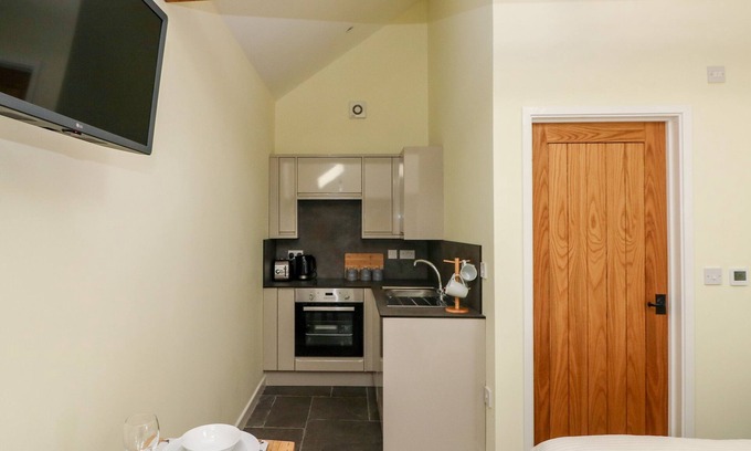 Monknash Cottage | NYTHFA - 3 PLOUGH & HARROW, pet friendly in Llantwit Major