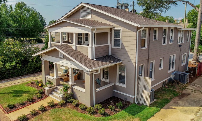 Tuscaloosa House | Oak - Walk to the Stadium! Backyard with firepit & grill