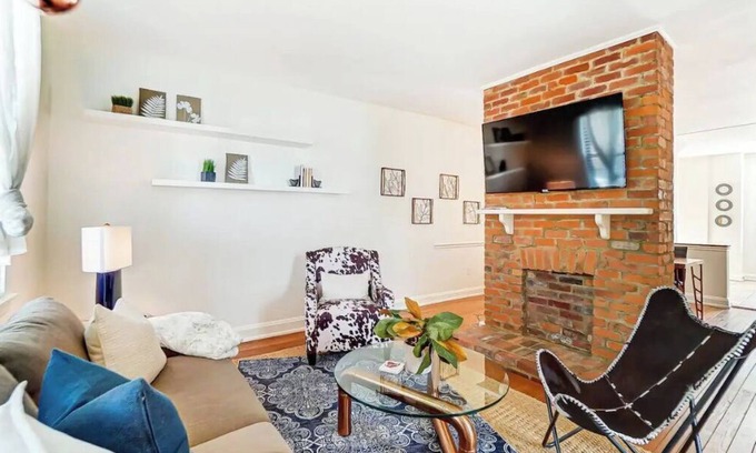 Hyde Park House | Oakley Square 3BR - Walkable-Sleeps 5 - Fire Pit