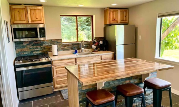 Kachemak House | Ocean and Mountain views, 10 minutes to the Spit