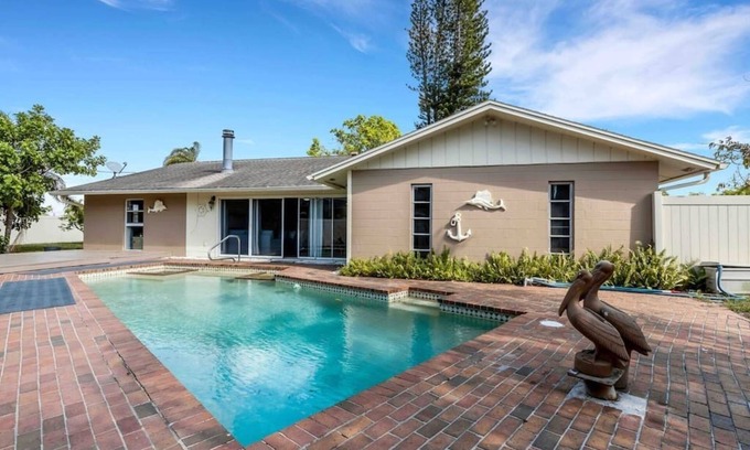 Whitfield House | Ocean Breeze for 10!