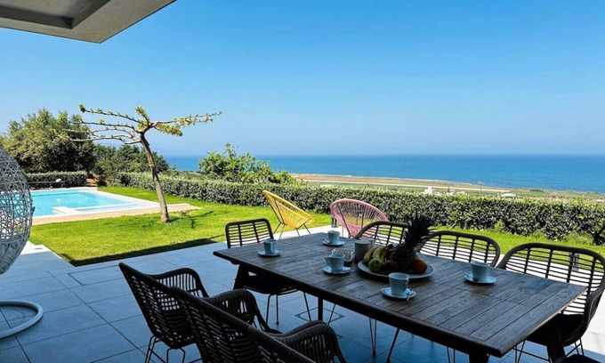 Maleme House | Ocean Crest Villa 10PL 4BD 3BA. 3min to beach
