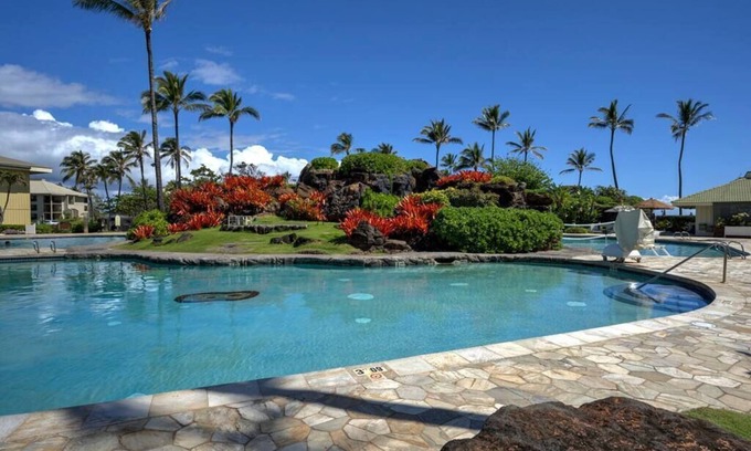 Hanamaulu Hotel | Ocean Front’s Top End Unit; Partial Ocean View in Lanai; 1minute walk to Beach